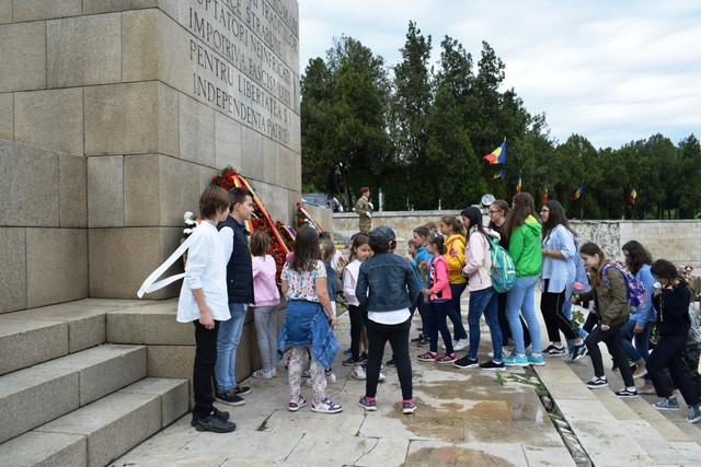 Ceremonie de depunere de coroane de flori la Monumentul Eroilor Patriei (Universitatea Nationala de Aparare „Carol I”), București

Foto: Alexandru Cseri
