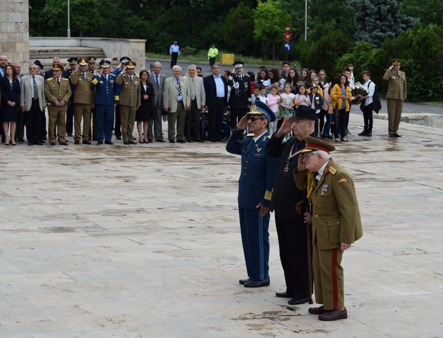 Ceremonie de depunere de coroane de flori la Monumentul Eroilor Patriei (Universitatea Nationala de Aparare „Carol I”), București

Foto: Alexandru Cseri
