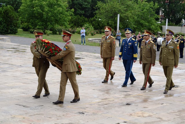 Ceremonie de depunere de coroane de flori la Monumentul Eroilor Patriei (Universitatea Nationala de Aparare „Carol I”), București

Foto: Alexandru Cseri
