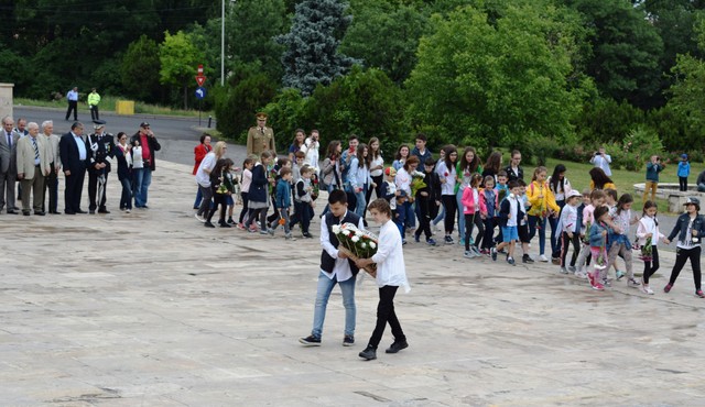 Ceremonie de depunere de coroane de flori la Monumentul Eroilor Patriei (Universitatea Nationala de Aparare „Carol I”), București

Foto: Alexandru Cseri
