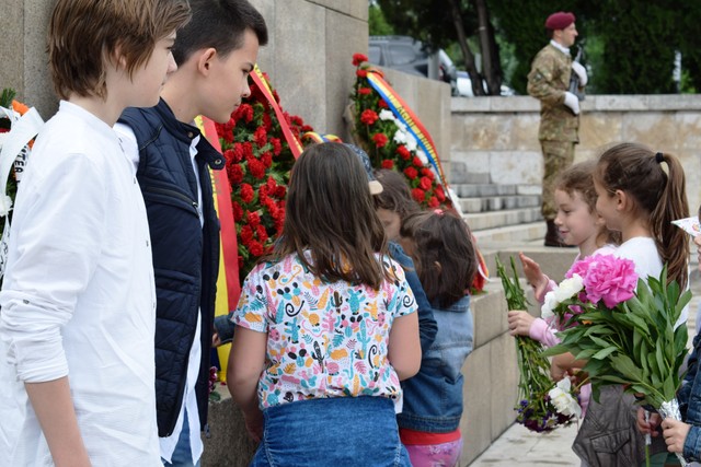 Ceremonie de depunere de coroane de flori la Monumentul Eroilor Patriei (Universitatea Nationala de Aparare „Carol I”), București

Foto: Alexandru Cseri
