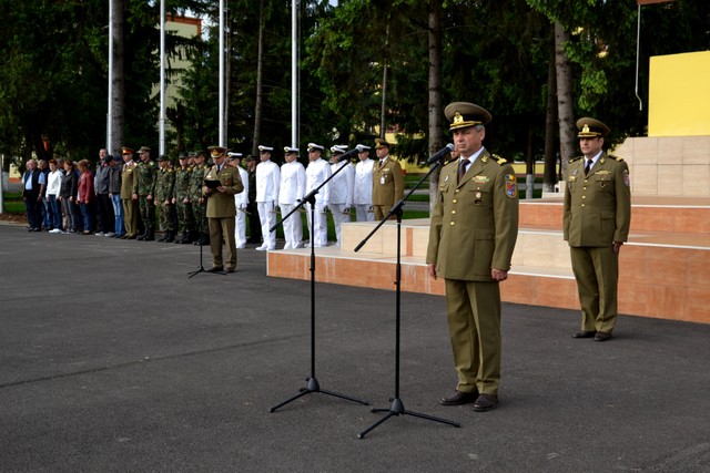 Ceremonii solemne in onoarea eroilor cazuti pentru apararea patriei pe platoul Academiei Forțelor Terestre ,,Nicolae Balcescu” și ceremonie de depuneri de coroane si jerbe de flori in Cimitirul Eroilor din Padurea Dumbrava, Sibiu.

Foto: Cosmin Roman si Elena Andrei
