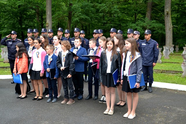 Ceremonii solemne in onoarea eroilor cazuti pentru apararea patriei pe platoul Academiei Forțelor Terestre ,,Nicolae Balcescu” și ceremonie de depuneri de coroane si jerbe de flori in Cimitirul Eroilor din Padurea Dumbrava, Sibiu.

Foto: Cosmin Roman si Elena Andrei
