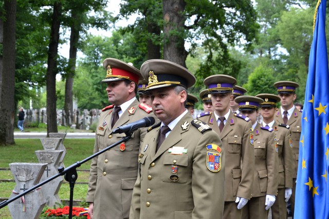 Ceremonii solemne in onoarea eroilor cazuti pentru apararea patriei pe platoul Academiei Forțelor Terestre ,,Nicolae Balcescu” și ceremonie de depuneri de coroane si jerbe de flori in Cimitirul Eroilor din Padurea Dumbrava, Sibiu.

Foto: Cosmin Roman si Elena Andrei
