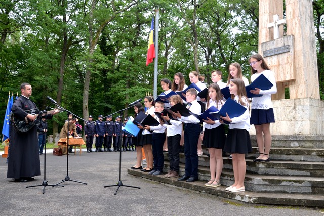 Ceremonii solemne in onoarea eroilor cazuti pentru apararea patriei pe platoul Academiei Forțelor Terestre ,,Nicolae Balcescu” și ceremonie de depuneri de coroane si jerbe de flori in Cimitirul Eroilor din Padurea Dumbrava, Sibiu.

Foto: Cosmin Roman si Elena Andrei
