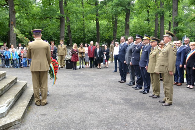 Ceremonii solemne in onoarea eroilor cazuti pentru apararea patriei pe platoul Academiei Forțelor Terestre ,,Nicolae Balcescu” și ceremonie de depuneri de coroane si jerbe de flori in Cimitirul Eroilor din Padurea Dumbrava, Sibiu.

Foto: Cosmin Roman si Elena Andrei

