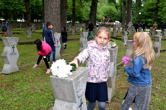 Ceremonii solemne in onoarea eroilor cazuti pentru apararea patriei pe platoul Academiei Forțelor Terestre ,,Nicolae Balcescu” și ceremonie de depuneri de coroane si jerbe de flori in Cimitirul Eroilor din Padurea Dumbrava, Sibiu.

Foto: Cosmin Roman si Elena Andrei
