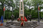 Ceremonii solemne in onoarea eroilor cazuti pentru apararea patriei pe platoul Academiei Forțelor Terestre ,,Nicolae Balcescu” și ceremonie de depuneri de coroane si jerbe de flori in Cimitirul Eroilor din Padurea Dumbrava, Sibiu.

Foto: Cosmin Roman si Elena Andrei
