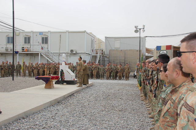 Ceremonie dedicata Zilei Eroilor organizata de militarii Batalionului de Protecția Forței “Vulturii Carpaților” dislocati in Baza Militara Aeriana Kandahar
Foto: MApN Iulian Cadulencu
