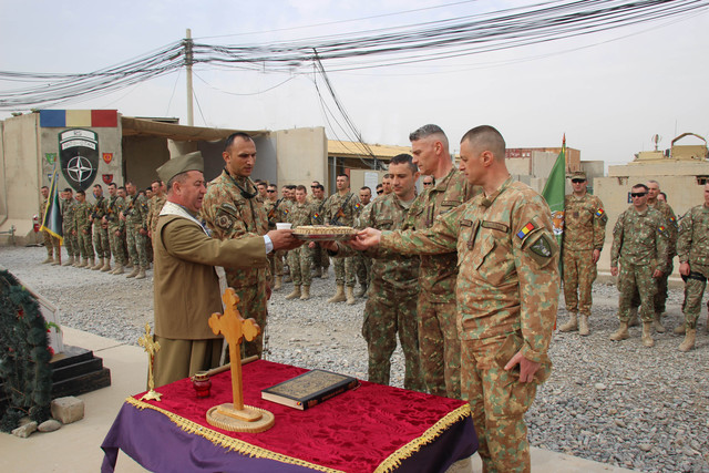 Ceremonie dedicata Zilei Eroilor organizata de militarii Batalionului de Protecția Forței “Vulturii Carpaților” dislocati in Baza Militara Aeriana Kandahar
Foto: MApN Iulian Cadulencu
