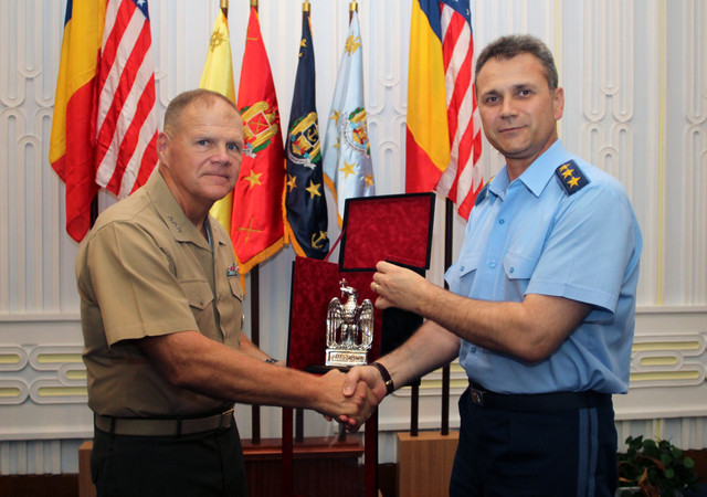 Schimb de cadouri simbolice  - foto Eugen Mihai