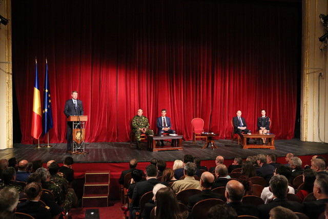 Dezbatere cu public la Satu-Mare -„Armata – institutie fundamentala a statului. Sursa de incredere si mandrie nationala” 
Foto: Valentin Ciobarca