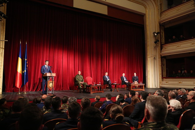 Dezbatere cu public la Satu-Mare -„Armata – institutie fundamentala a statului. Sursa de incredere si mandrie nationala” 
Foto: Valentin Ciobarca