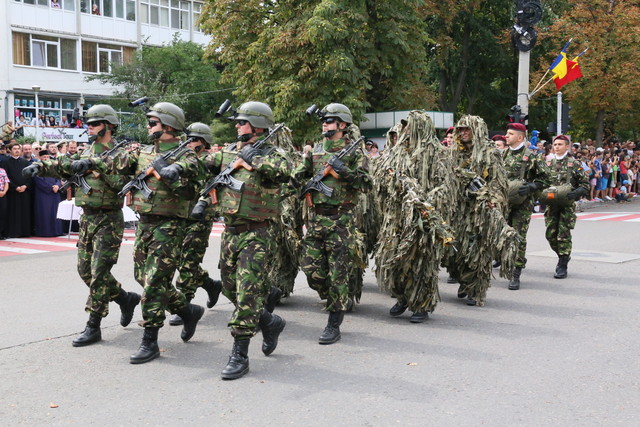Defilarea militarilor Diviziei 2 Infanterie 