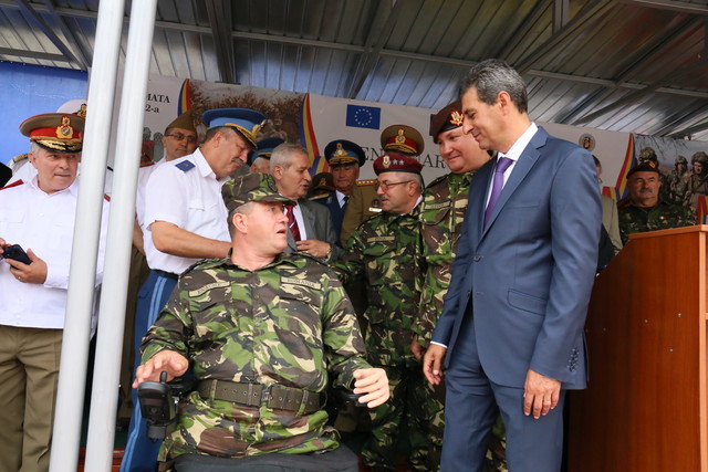 Ministrul apararii naționale alaturi de plutonierul adjutant principal Florinel Enache
Foto: Petrica Mihalache