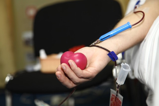 Militarii doneaza sange in cadrul campaniei „Donez din dragoste de țara”