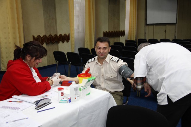 Militarii doneaza sange in cadrul campaniei „Donez din dragoste de țara”