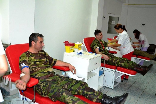 Militarii doneaza sange in cadrul campaniei „Donez din dragoste de țara”