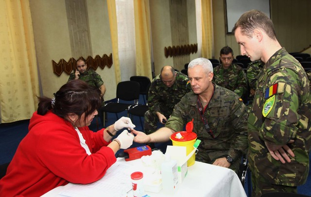 Militarii doneaza sange in cadrul campaniei „Donez din dragoste de țara”