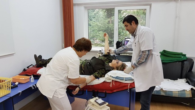 Militarii doneaza sange in cadrul campaniei „Donez din dragoste de țara”