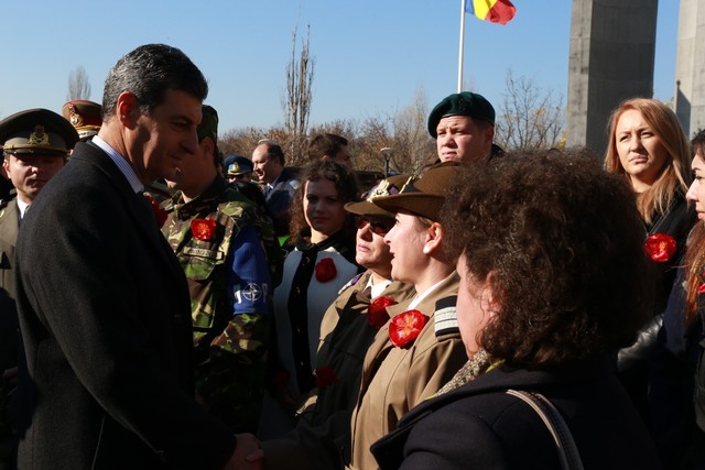 Aspecte de la ceremonia militara și religioasa organizata la Monumentul Eroilor cazuti in Teatrele de Operatii si pe teritoriul Romaniei