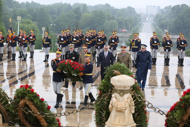 Ziua Eroilor la Monumentul Ostasului Necunoscut, Parcul Carol 
Foto:Valentin Ciobarca