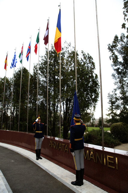 Ziua NATO sarbatorita la sediul Ministerului Apararii Nationale
Foto: Valentin Ciobirca