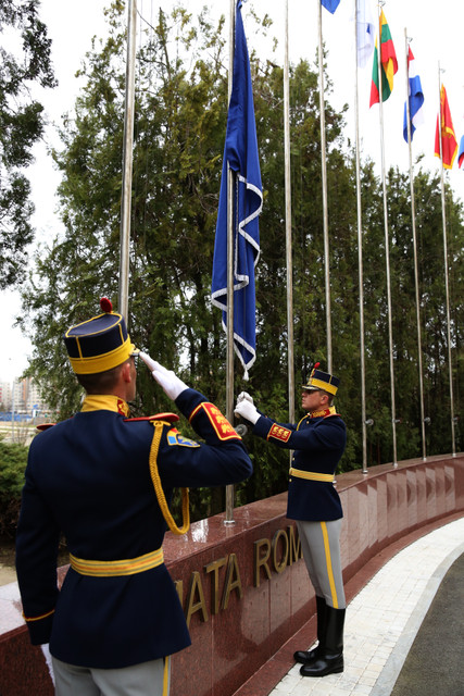 Ziua NATO sarbatorita la sediul Ministerului Apararii Nationale
Foto: Valentin Ciobirca