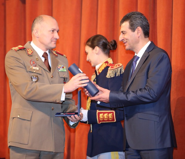 Acordarea de ordine, medalii nationale si distinctii militare cu prilejul Zilei Statului Major General Foto. MApN Valentin Ciobarca