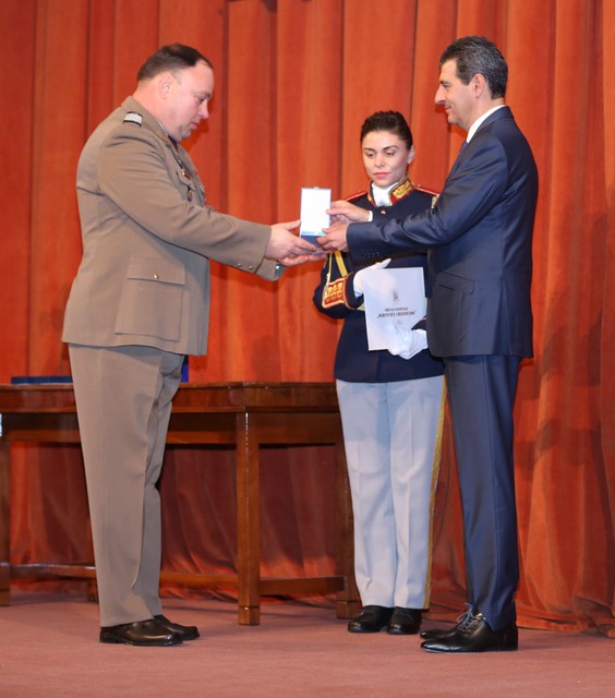 Acordarea de ordine, medalii nationale si distinctii militare cu prilejul Zilei Statului Major General Foto. MApN Valentin Ciobarca