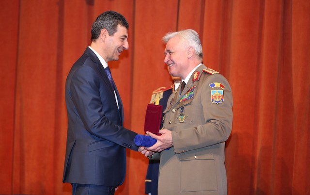 Acordarea de ordine, medalii nationale si distinctii militare cu prilejul Zilei Statului Major General Foto. MApN Valentin Ciobarca