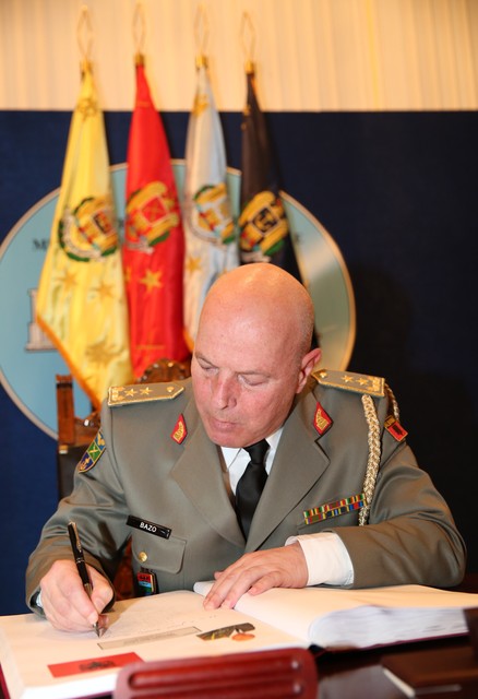 Generalul-maior Jeronim Bazo, seful Statului Major General al Republicii Albania, semneaza in Cartea de onoare a SMG