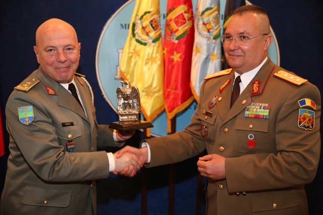 Schimb de cadouri oficiale intre generalul-locotenent Nicolae Ciuca si generalul-maior Jeronim Bazo