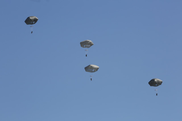 Aspect din timpul exercitiului trupelor aeropurtate