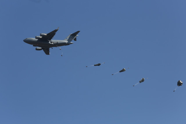 Aspect din timpul exercitiului trupelor aeropurtate