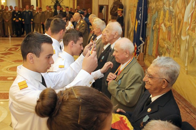 Aspect de la ceremonia de avansare in grad a veteranilor de razboi