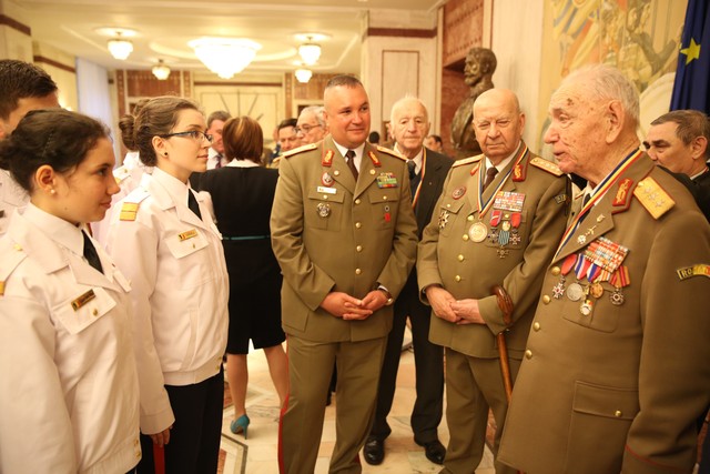 Aspect de la ceremonia de avansare in grad a veteranilor de razboi (Foto: Valentin Ciobirca)