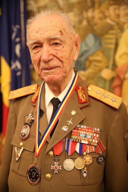 Aspect de la ceremonia de avansare in grad a veteranilor de razboi (Foto: Valentin Ciobirca)