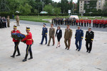 Reprezentantii conducerii M.Ap.N. depun o coroana de flori la Monumentul Eroilor Patriei din Al Doilea Razboi Mondial (foto Vali Ciobirca)