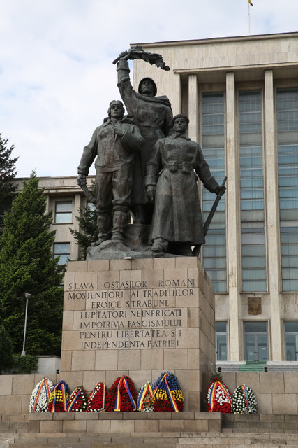 Aspect din timpul ceremoniei de la Monumentul Eroilor Patriei din Al Doilea Razboi Mondial (foto Vali Ciobirca)
