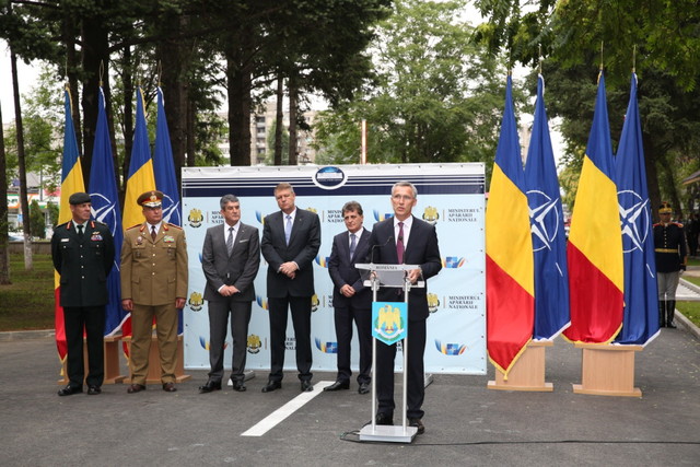 Secretarul general al NATO, Jens Stoltenberg, se adreseaza celor prezenti 