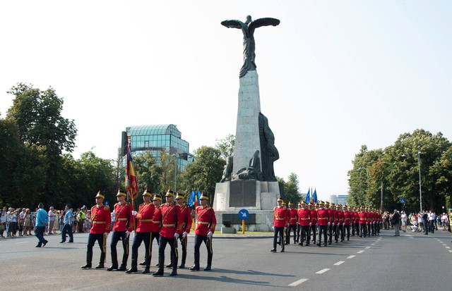 Ceremonia militara si religioasa la Monumentul Eroilor Aerului, Piața Aviatorilor din București.
foto MApN