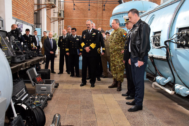 Ministrul apararii nationale si seful Statului Major al Apararii in vizita de lucru la Centrul 39 Scafandri Constanta. Foto: Cristian Vlasceanu