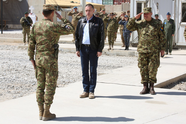Intampinarea ministrului apararii naționale și a șefului Statului Major al Apararii  in baza Kandahar, Afganistan - Foto: Valentin Ciobirca
