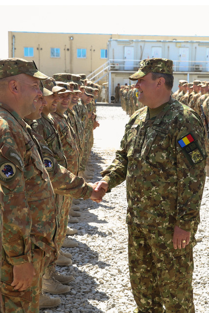 Șeful Statului Major al Apararii saluta militarii din baza Kandahar, Afganistan - Foto: Valentin Ciobarca
