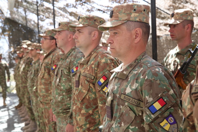 Militari romani in baza Kandahar, Afganistan - foto Valentin Ciobirca