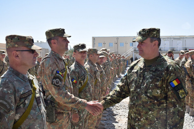 Șeful Statului Major al Apararii saluta militarii din baza Kandahar, Afganistan - Foto: Valentin Ciobarca