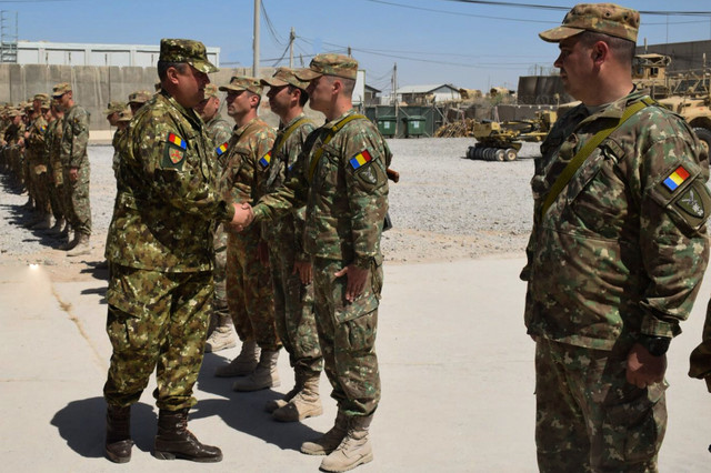 Șeful Statului Major al Apararii saluta militarii din baza Kandahar, Afganistan - Foto: Valentin Ciobarca