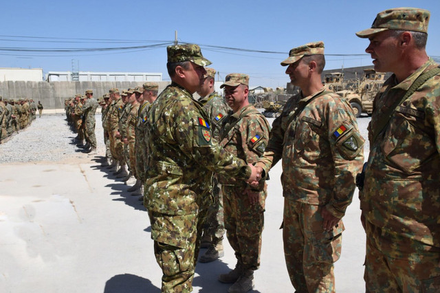 Șeful Statului Major al Apararii saluta militarii din baza Kandahar, Afganistan - Foto: Valentin Ciobarca
