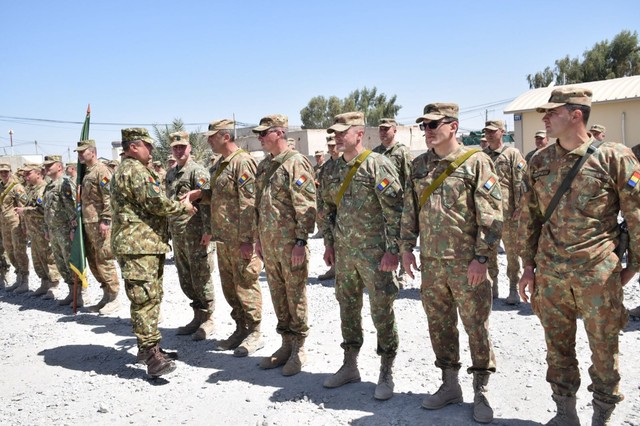 Șeful Statului Major al Apararii saluta militarii din baza Kandahar, Afganistan - Foto: Valentin Ciobarca